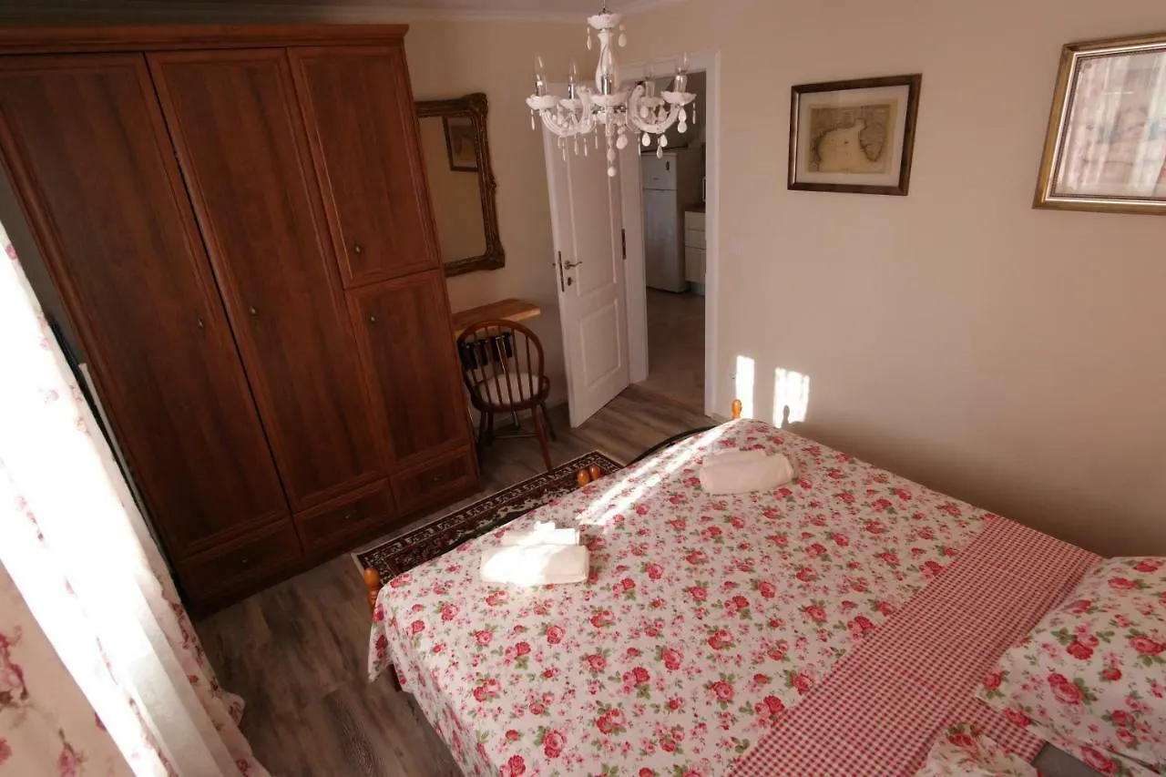 Villa Aurora Loborika 0*,